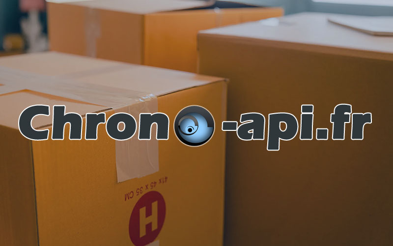 Cartons d'expédition empilés, avec le logo Chrono-api.fr.